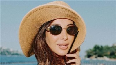 نانسي عجرم تمزج بين الأنوثة والإثارة أمام شاطئ البحر