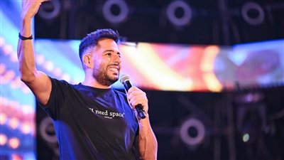 بالصور.. حماقي يتألق بأضخم حفلات خريجي الثانوية بالإسكندرية ويعلن انضمام الملحن عمرو طنطاوي لفرقته ويشكر ممدوح موسى