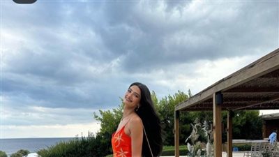 فستان صيفي.. تارا عماد تخطف أنظار متابعيها