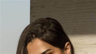 بإطلالة جريئة رانيا منصور تستعرض أنوثتها