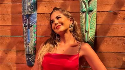 ملك قورة تبرز جمالها وأنوثتها بفستان جريء