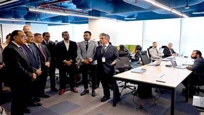 رئيس الوزراء يزور عددا من الشركات العالمية في مجال صناعة التعهيد بالقرية الذكية (صور)