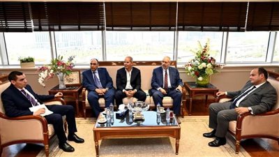 وزير التجارة والصناعة يبحث مع شركة البشائر السعودية خطتها لإقامة مشروع بالسوق المصري