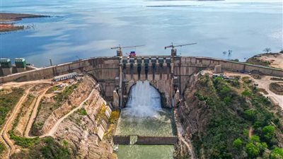 وزير الإسكان يتفقد سير العمل بمشروع سد ومحطة 