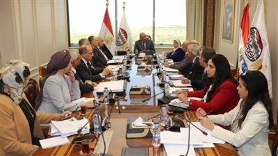 وزير قطاع الأعمال العام يوجه بضرورة التواجد بين العاملين والاستماع لهم والتوضيح في إطار العمل على رفع الوعي وزيادة الإنتاج