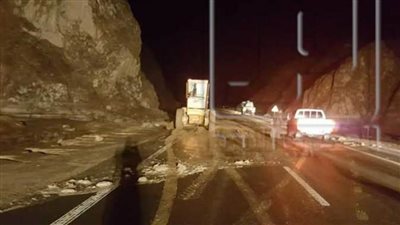 سيول غزيرة تقطع طريق سفاجا-قنا وجهود لفتح مسارات بديلة لمنع تكدس السيارات