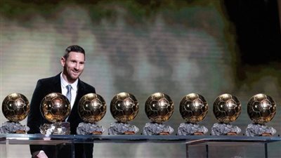 ليونيل ميسي يفوز بجائزة الكرة الذهبية للمرة الثامنة