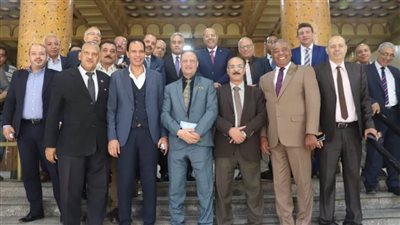 وزير العمل يلتقي قيادات 