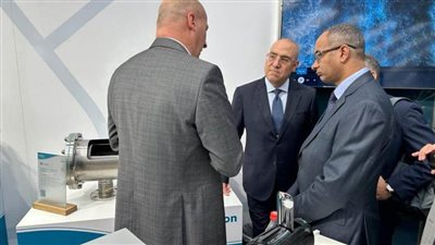 وزير الإسكان يشارك في 