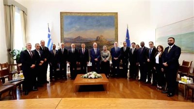 سفير مصر في أثينا يستعرض جهود احتواء التصعيد بقطاع غزة أمام رئيس البرلمان اليوناني