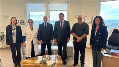 وزير الصحة يعقد اجتماعا مع رئيس معهد «جوستاف روسي» الفرنسي لعلاج الأورام 