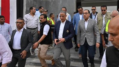 رئيس الوزراء يواصل مترجلا متابعة مشروعات 