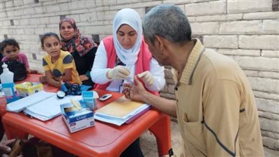الكشف على 1298 حالة في قافلة طبية مجانية بالقليوبية