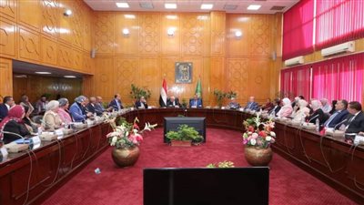 وزير التعليم ومحافظ الإسماعيلية يعقدان اجتماعا مع قيادات ومديرى الإدارات التعليمية بالمحافظة