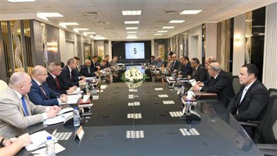 وزير الدولة للإنتاج الحربي ووزير التجارة البيلاروسي يبحثان سبل تعزيز التعاون المشترك