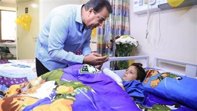 وزير الصحة يطمئن على الطفل الفلسطيني «عبدالله الكحيل» بمعهد ناصر ويجتمع مع الفريق الطبي المعالج