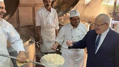 رئيس جامعة القاهرة يتفقد عمليات التطوير بالمدينة الجامعية ويناقش الطالبات في مستوى الأداء بالمدينة ويطمئن على أحوالهن الدراسية