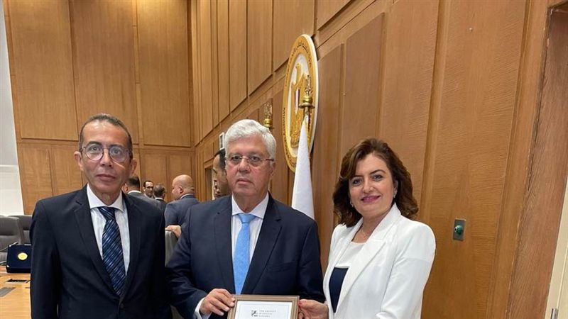 د. ايمن عاشور مع