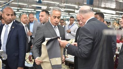 وزير العمل يزور الشركة السويسرية للملابس الجاهزة بالمنطقة الصناعية ببني سويف لتعزيز علاقات العمل