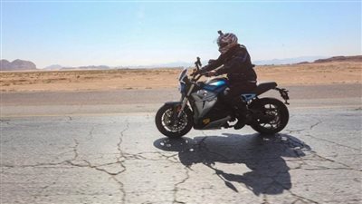 وزيرة البيئة تستقبل المغامر المصري  على عبده بالجناح المصرى بمؤتمر المناخ cop28 بدبي (صور)