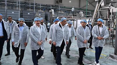 رئيس الوزراء يتفقد أحد مصانع استخلاص وتكرير وتعبئة الزيوت بمدينة السادات