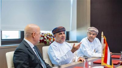 وزير الإسكان يلتقي نظيره العماني لتبادل الخبرات وبحث سبل التعاون المشترك