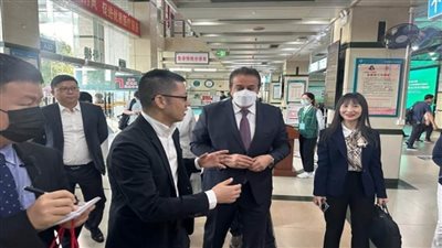 وزير الصحة يزور مستشفى «شن جن» للاطلاع على تجربة المستشفيات الذكية (صور)