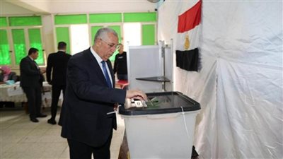 وزير الزراعة يدلي بصوته في الانتخابات الرئاسية ويدعو الفلاحين والمزارعين لاختيار رئيس مصر (صور)