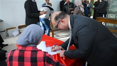  رئيس هيئة الرقابة المالية يدلي بصوته في الانتخابات الرئاسية (صور)
