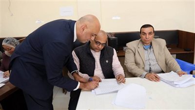 الرئيس التنفيذي لجهاز تنمية المشروعات يدلي بصوته في الانتخابات الرئاسية (صور)