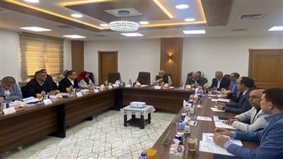 نائب رئيس هيئة المجتمعات العمرانية يترأس اجتماع الوحدة المركزية المختصة بتقنين الأراضي المضافة لعدد من أحوزة المدن الجديدة (صور)