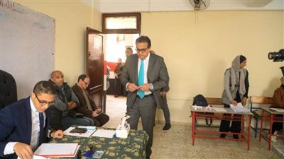 بالصور.. د. خالد عبد الغفار وزير الصحة يدلى بصوته فى الانتخابات الرئاسية.. ويؤكد الأجواء تاريخية 