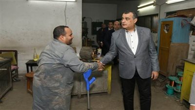 وزير الإنتاج الحربي يفاجيء عمال وقيادات 