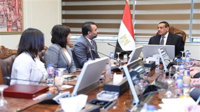 وزير التنمية المحلية يلتقي مسئولي 