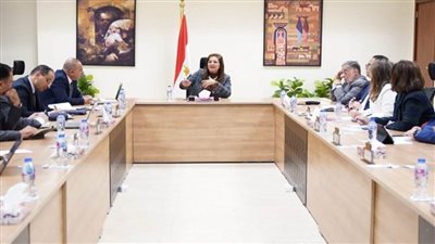 وزيرة التخطيط تبدأ مناقشة أولويات الخطة الاستثمارية للعام المالي القادم (صور)