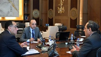 رئيس الوزراء يتابع الموقف التنفيذي للمبادرة القومية للتوسع في تحويل السيارات للعمل بالغاز الطبيعي (صور)