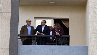 رئيس الوزراء يسلم عقود وحدات سكنية للمستفيدين بـ