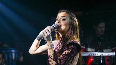 كارولينا كرم تفتتح حفلات رأس السنة بوصلة استعراضية بالزمالك وتطلق 