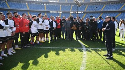 الرئيس السيسي يطمئن على المنتخب ويطالبه ببذل أقصى الجهد لإسعاد الجماهير (صور)