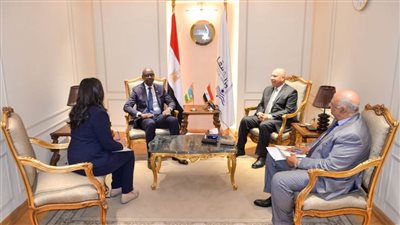وزير النقل يلتقي سفير رواندا بالقاهرة لبحث سبل التعاون (صور)