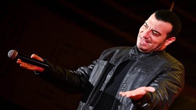 في أولى حفلاته عقب عودته من الرياض.. أصدقاء إيهاب توفيق ومحبيه يحتفلون بعيد ميلاده وتألقه بـ