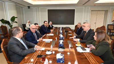 وزير الإسكان ومحافظ بورسعيد يبحثان مقترحات تنفيذ مشروعات سكنية لأهالي المحافظة (صور)