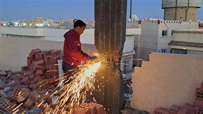 إزالة الأسوار المتعدية على محور عباس العقاد ومخالفات بناء بالقاهرة الجديدة (صور)