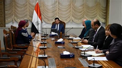 وزير الشباب يلتقي رئيس اتحاد العمال المصريين بإيطاليا (صور)