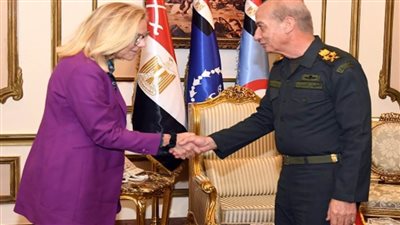 وزير الدفاع يلتقي كبير منسقي الشئون الإنسانية وشئون إعادة إعمار غزة (صور)