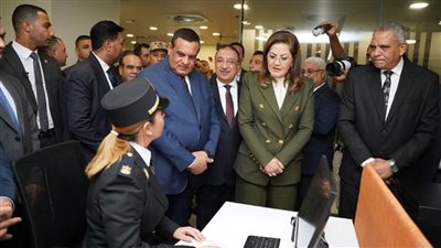 وزيرا التخطيط والتنمية المحلية ومحافظ الإسكندرية يفتتحون مركز خدمات مصر (صور)