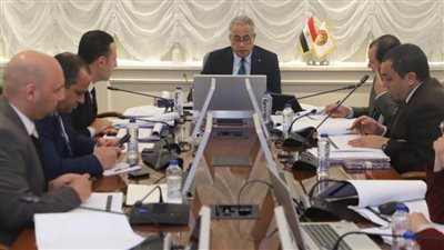 وزير العمل يواصل اجتماعاته مع 