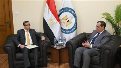 وزير البترول يبحث مع السفير الهندي سبل تعزيز التعاون في مجالات الطاقة (صور)