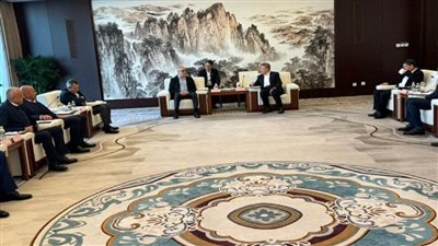 وزير الإسكان يبحث مع 