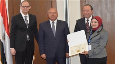 وزير النقل يسلم شهادات المدرب الدولي المحترف لعاملين بالشركة القابضة للنقل البحري (صور)